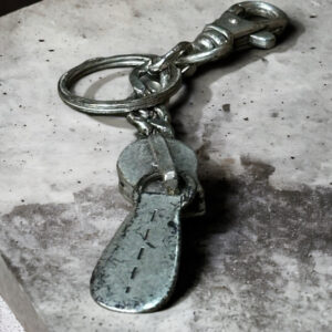 Μπρελόκ Zamak με φερμουάρ/ μενταγιόν χτένας 4,5 cm. Αυτή η σειρά μπρελόκ είναι κατασκευασμένη από ένα εντελώς υποαλλεργικό κράμα "Zama" (Ψευδάργυρος, Αλουμίνιο, Μαγνήσιο και Χαλκός) βουτηγμένο σε Ασήμι. Κάθε αντικείμενο συνοδεύεται από μια επώνυμη χάρτινη σακούλα και μια τσάντα οργάντζα. Σας συνιστούμε να αποθηκεύετε τα κοσμήματά σας μέσα στην τσάντα για να διατηρήσετε την ακεραιότητά τους. Εάν το χρώμα του κοσμήματος αλλάξει ή/και σκουρύνει, καλό είναι να το καθαρίσετε με ένα βαμβακερό πανί και ένα προϊόν για ασήμι.