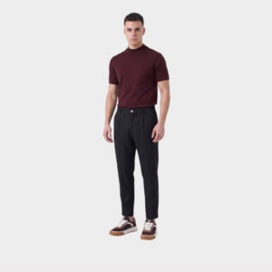 Παντελόνι relaxed fit από ρευστό ύφασμα. Ελαστική μέση. Πιέτες στο μπροστινό μέρος. Μπροστινές τσέπες 78% PL 18% VS 4% EA Made in Italy